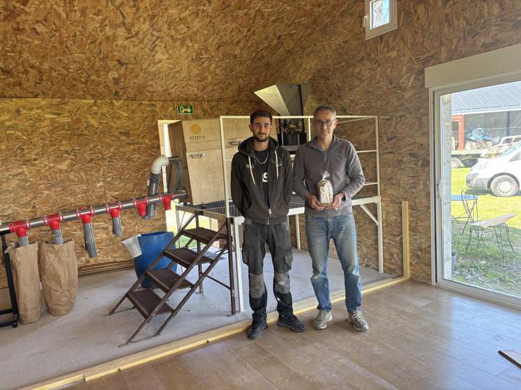 Ethan et Joachim Lafond sont en train de finaliser le magasin.