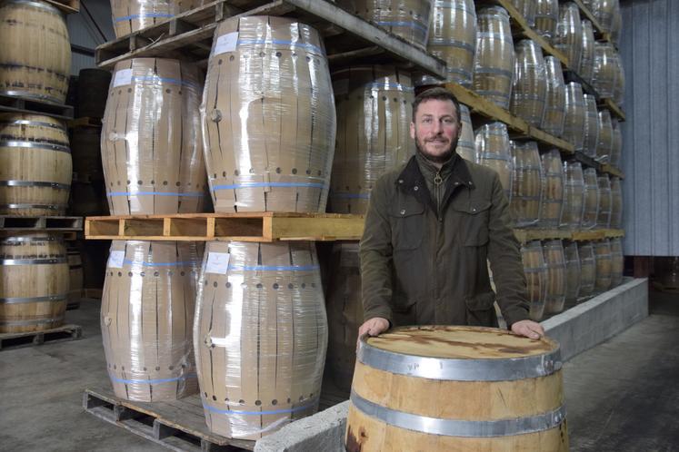 Willy Navarre, devant des barriques rénovées prêtes à être expédiées aux États-Unis.