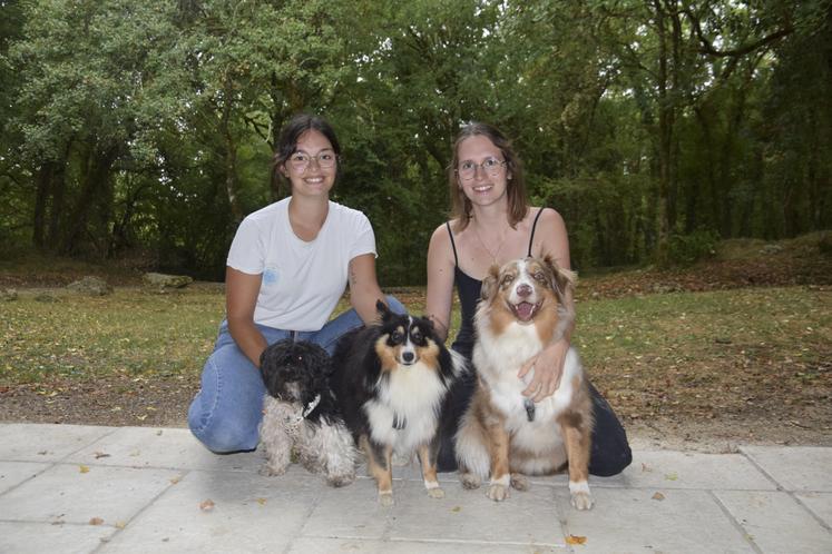 Laura (à gauche) est ostéopathe pour animaux et Méline est éducatrice canine. Elles sont accompagnées de Cookie (bichon havanais), Upsy (berger des Shetlands) et Saïka (berger australien).