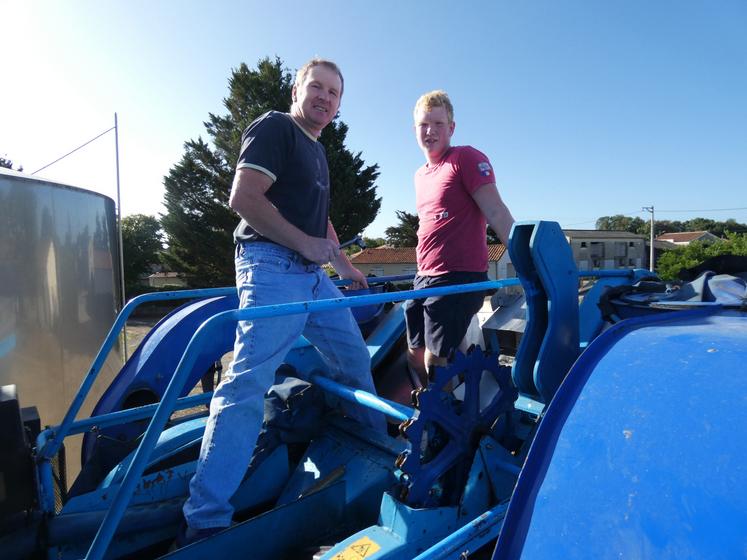 Depuis la rentrée, Clément Brisset est en alternance sur l'exploitation de son père Jérôme. Lors de ses années de lycée à l'Institut de Richemont, il participait déjà aux vendanges lors de ses stages, mais l'emploi du temps du BTS ACSE du lycée Desclaude est moins attaché au calendrier viticole. La formation est néanmoins indispensable pour une future installation, estime Jérôme Brisset, qui dans ses fonctions de secrétaire général de la FNSEA 17 peut être amené à voir des dossiers d...