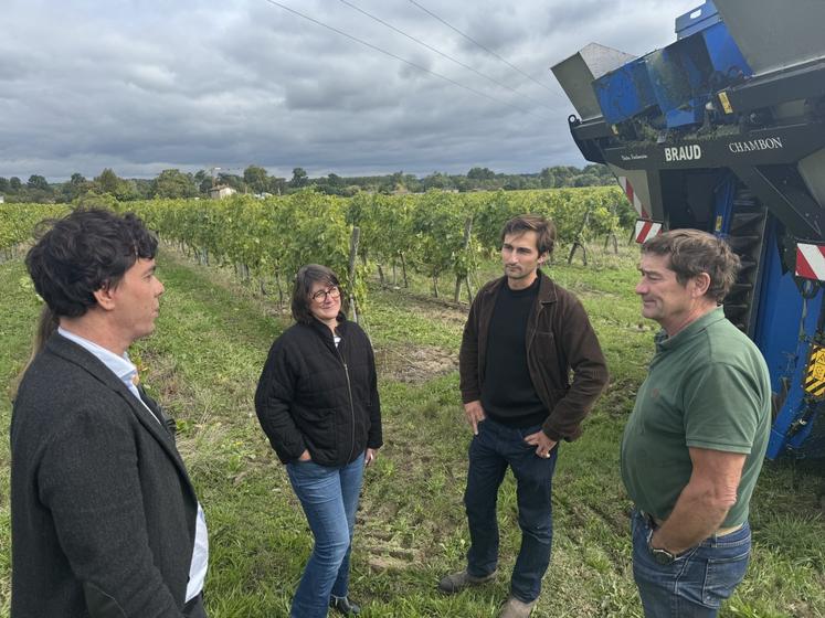 L'UGVC a organisé en Charente quatre "rencontres vendanges » pour échanger avec députés et sénateurs : le 18 septembre, la députée RN Caroline Colombier a été reçue par Julien Massé à Rouillac ; le 22 septembre, le sénateur François Bonneau (groupe Union centriste) par Nicolas Tricoire à Saint-Brice et la députée Renaissance Sandra Marsaud par les Brisson à Angeac-Charente (voir photo) ; le 24 septembre, le député LFI René Pilato par Stéphane Moreau à Bécheresse. Les même...