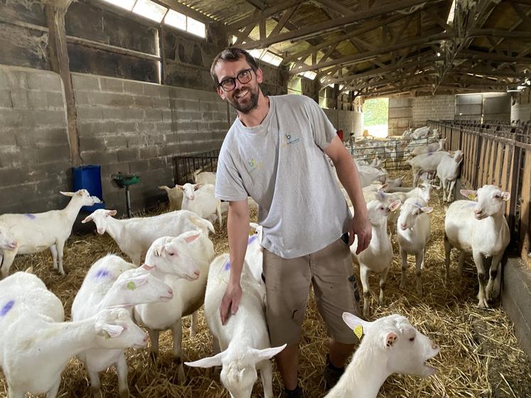 Olivier Billaud cherche un lieu pour construire un élevage plus grand et plus moderne.