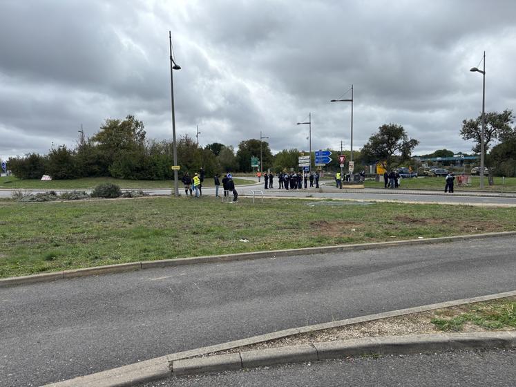 Peu avant 13 h, le blocage de Poitiers sud était terminé, puisque les manifestants avaient rejoint le centre-ville.
