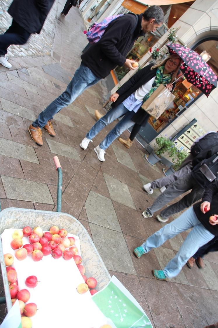 "On ne vient pas pour manifester contre, mais plutôt pour parler positivement de notre métier", ont souligné les producteurs.