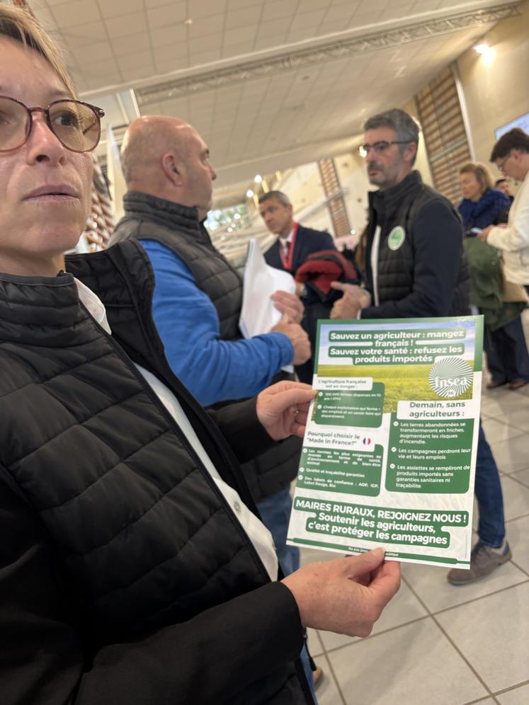La FNSEA a distribué ces affiches sur les tables des maires ruraux.