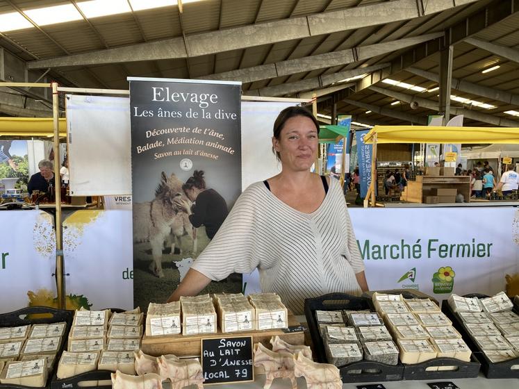 Gaëlle Doussaint fabrique des cosmétiques à partir du lait de ses ânesses. La grande partie de ses produits est écoulée sur les marchés. Ici, au Festival de l'élevage de Parthenay, en septembre 2025.
