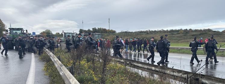 Les gendarmes mobiles ont repoussé les agriculteurs derrière les glissières de sécurité.
