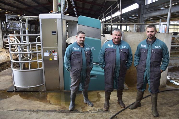 Patrick Chargy, au centre, pose avec ses fils Joachim et Aurélien, devant l'un de leurs deux robots de traite GEA.