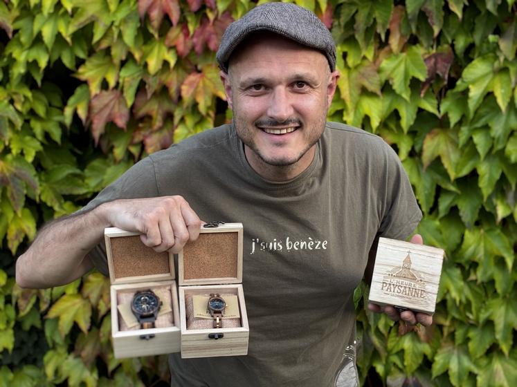 Les montres de l'Heure Paysanne sont expédiées dans un coffret en bois gravé du logo de la marque représentant l'église de Vaux-Rouillac.