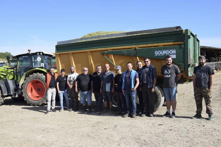 L'équipe d'ensilage devant une des bennes de sorgho.