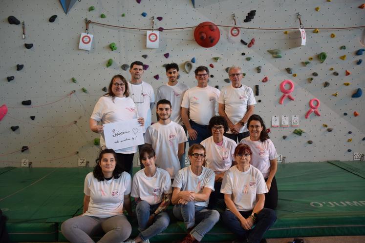 Quelques-uns des 50 bénévoles de Grimpe rose, lors de la préparation du week-end de sensibilisation au cancer du sein qui avait lieu les 11 et 12 octobre, autour des thématiques du dépistage, du bien-être ou de l'accompagnement social. Adam Abbas se situe au fond, 2e à gauche. Nathalie au premier rang, 3e à gauche.