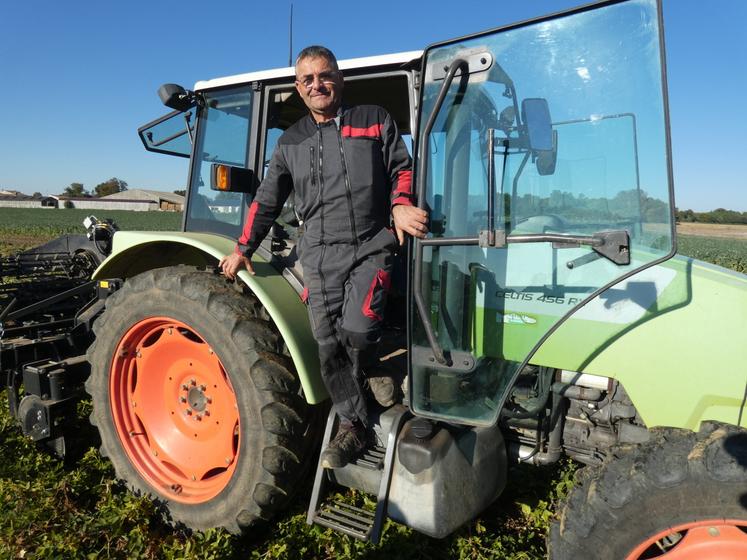 Stéphane Gémon, agriculteur à Sablonceaux, a implanté 2 ha d'arachides sur l'une de ses parcelles. Il compare les besoins en eau de la culture à ceux d'un tournesol.