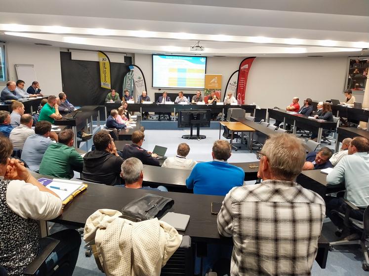 La réunion s'est tenue dans une salle Xavier Bernard archi-comble.