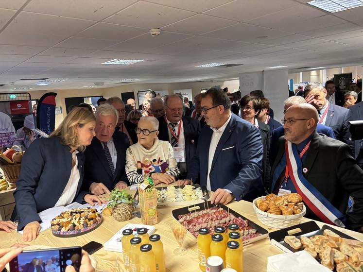 Les élus ont pu découvrir les très nombreux stands, comme ici celui de France Gourmet. 