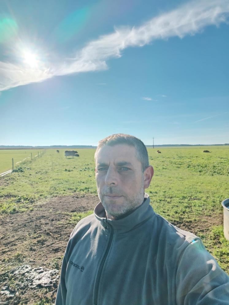 Alexis Maye compte sur l'irrigation pour sécuriser le pâturage de son troupeau. Il arrose 30 ha (sur 70) de prairies.