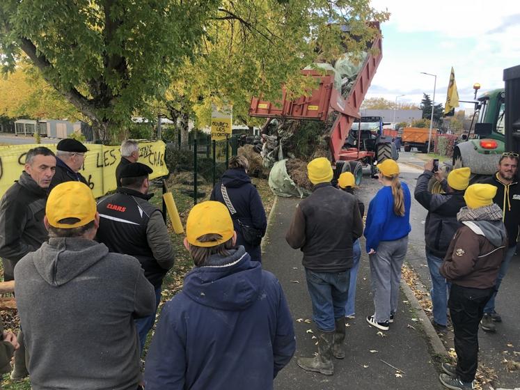 Avant de partir, les manifestants ont déversé des bennes de pneus et de fumier devant la DDT. 