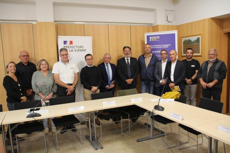 Les élus présents ont signé une convention d'engagement au service de la sécurité routière.