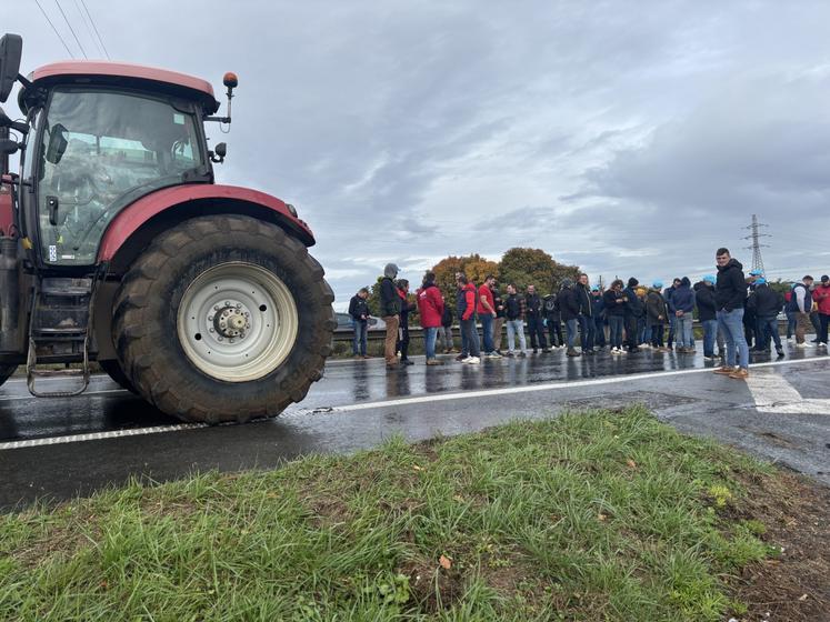 Les agriculteurs ont envahi la 147 vers 17h.