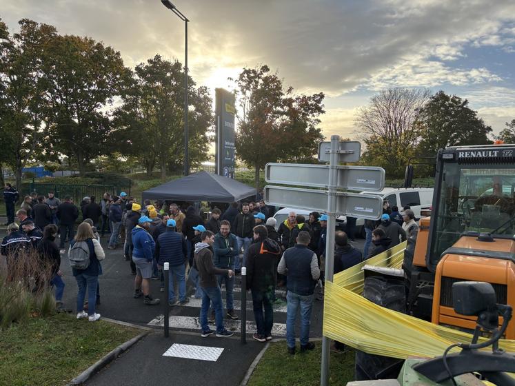 Une centaine d'agriculteurs sont mobilisé depuis 8h ce matin.