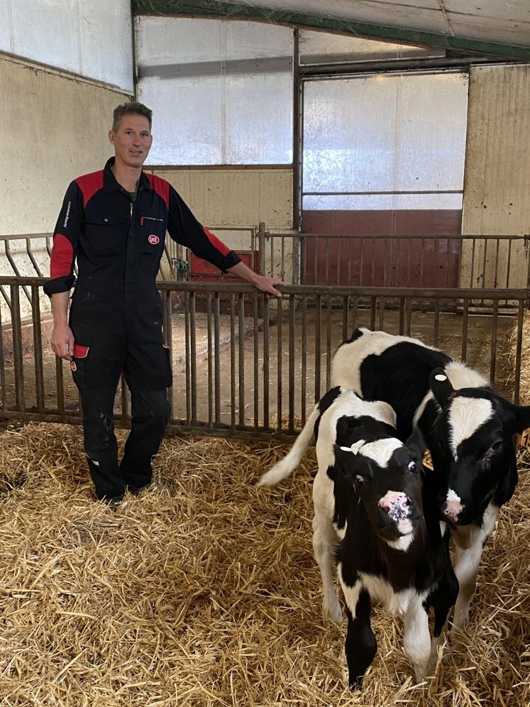 Franck Moreau, avec les génisses Altesse et Alésia. L'éleveur, dont les vaches produisent 11 000 à 12 000 litres/an, estime que le bien-être est un élément prioritaire de la conduite du troupeau.