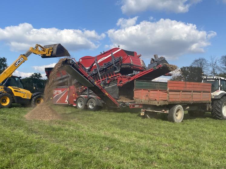 Le Lepton 5 100 possède des rouleaux déferrailleurs et des aspirateurs de plastiques pour dépolluer les produits finals.