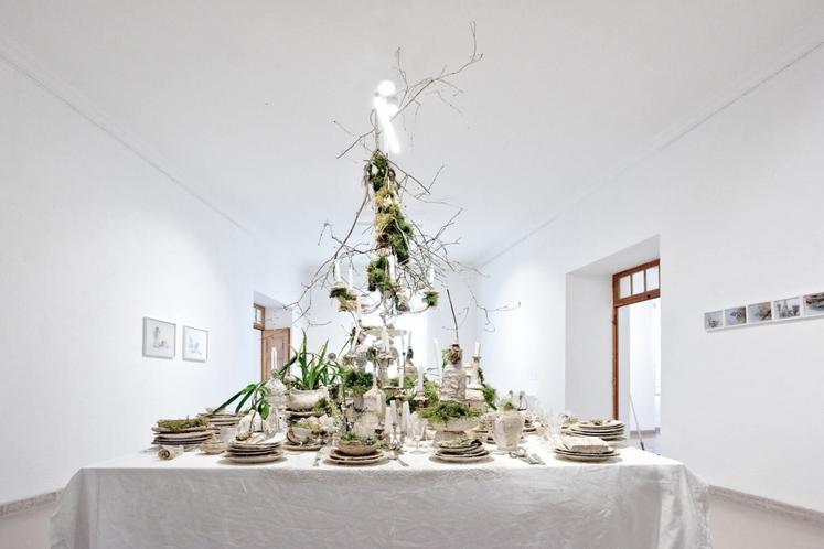 L'installation de Barbara Schroeder installe un banquet au coeur de Rurart.