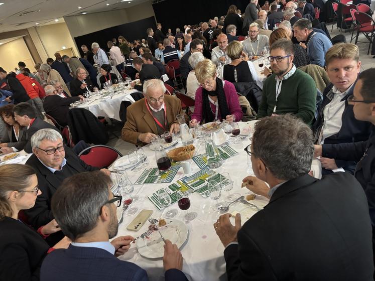 Les affiches avaient été distribuées sur les tables des maires ruraux.