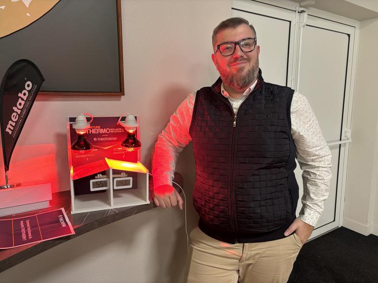 Jérémie Blanchard propose un test avec des lampes à UV sur une maquette de maison, qui montre que la peinture isole thermiquement.