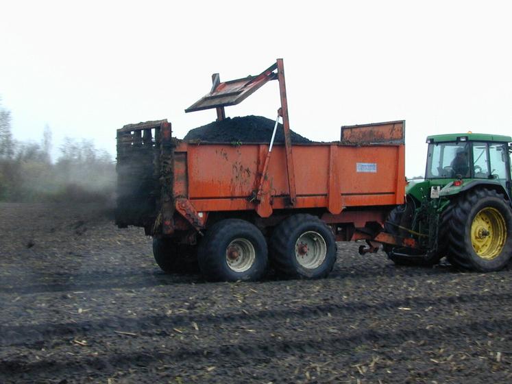 Si le but est plutôt de remonter le taux de matières organiques pour diminuer la battance des sols, un compost sera bien plus approprié que des fientes de volailles ou du lisier de porc.