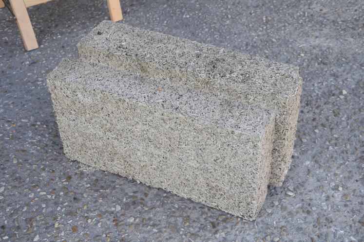 Emboîtable et découpable, le bloc de chanvre est un matériau facile à utiliser.