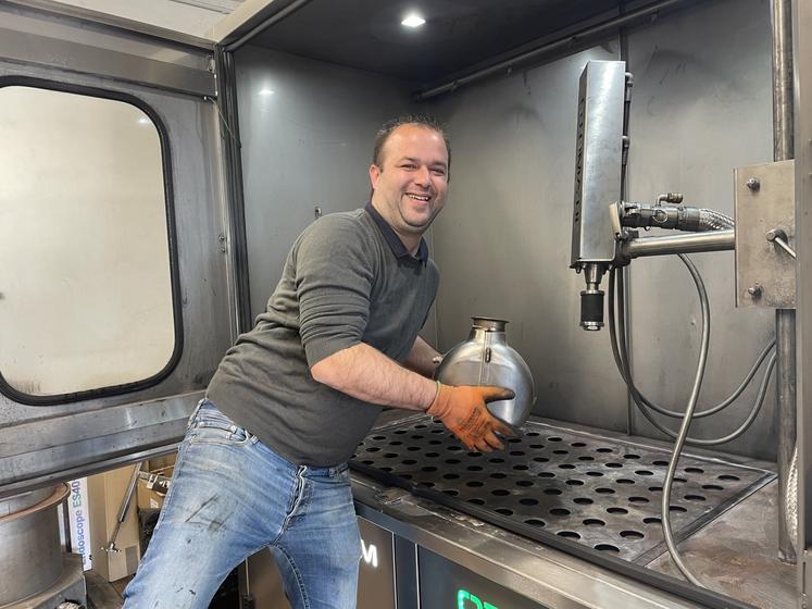 Valentin Chiffaud devant sa machine qui nettoie les FAP. 
