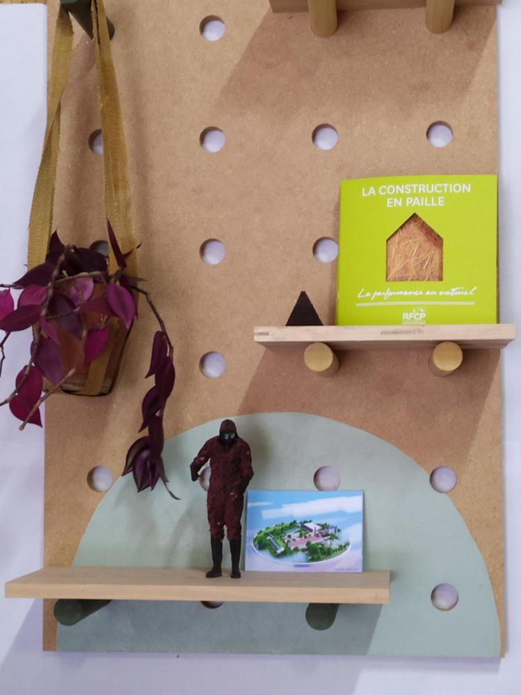 Un étagère en panneau de poussières de chanvre. Une alternative aux plastiques pétrosourcés. 