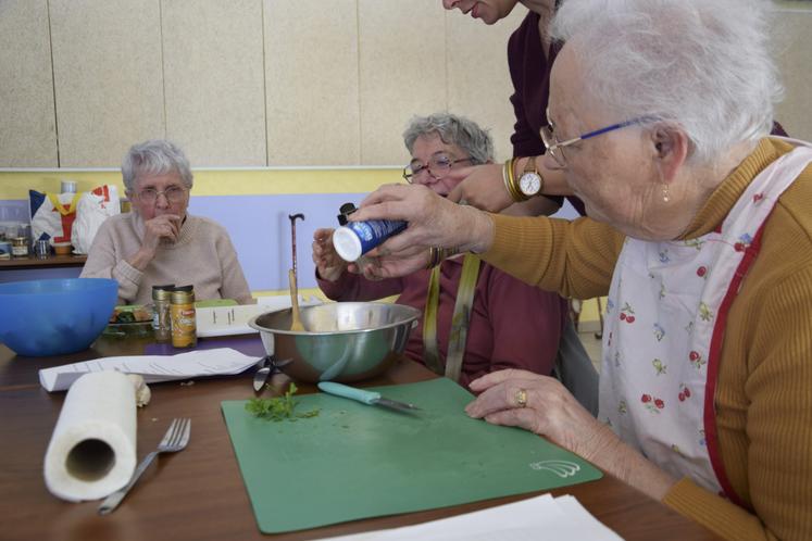 L'atelier de cuisine permet à chaque participant de mettre la main à la pâte.
