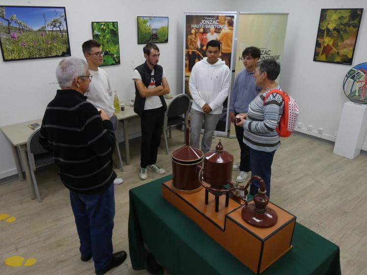 Les quatre élèves de terminale ont accueilli les visiteurs venus découvrir l'exposition cet après-midi-là. « Vous connaissez bien votre domaine ! », a par exemple salué ce couple originaire de l'Aisne.