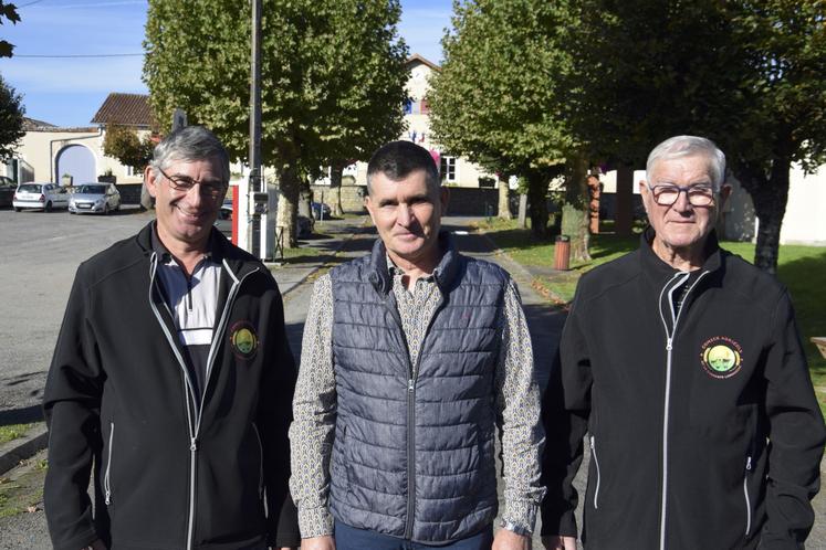 Francis Merlaud et Dominique Vallée entourent le maire de Nieuil, Laurent Sellier.