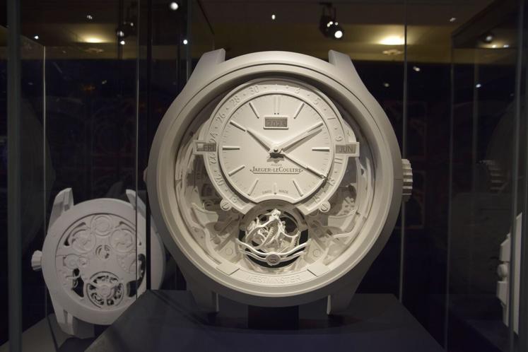 Les créations de Patrice Bégnier reproduisent en papier à l'échelle 10 les engrenages de montres de grands horlogers.
