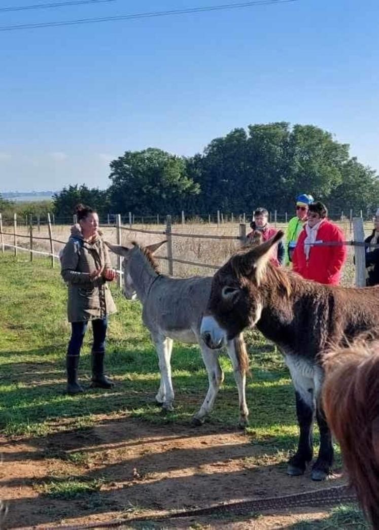 L'éleveuse explique, lors de visites, le mode de vie de ses animaux.