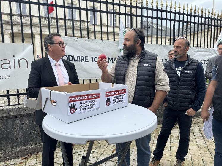 Le préfet de la Charente a reçu en mains propres "La box qui tue (l'agriculture française)".