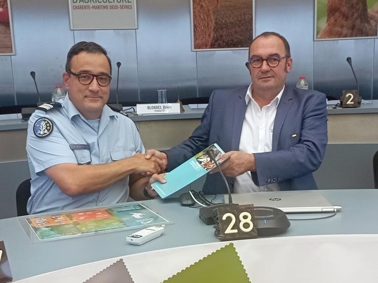 Le colonel Johanne Gojkovic-Lette (GGD17) et Cédric Tranquard (Chambre d'agriculture).