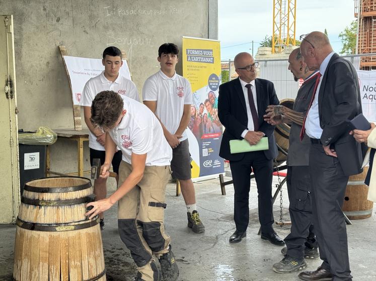 Gérard Gomez (au centre) lors de la pose de la première pierre de la tonnellerie du futur à Cognac, le 9 septembre 2025.