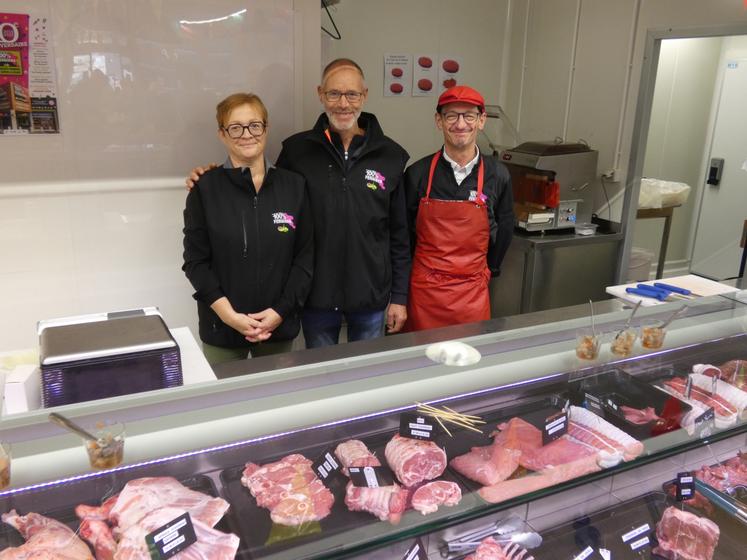 Pour ses 10 ans, le magasin 100 % fermiers à Angoulins inaugure un nouveau rayon boucherie traditionnelle avec une équipe dédiée (entourant le président, Pierre Manois, au centre).