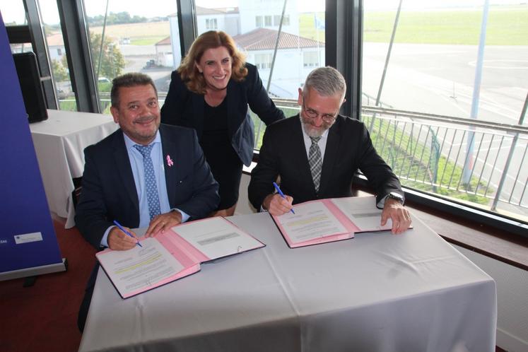 "On va pouvoir écrire une nouvelle page pour cet aéroport" a déclaré Gilles Gosselin (à droite).