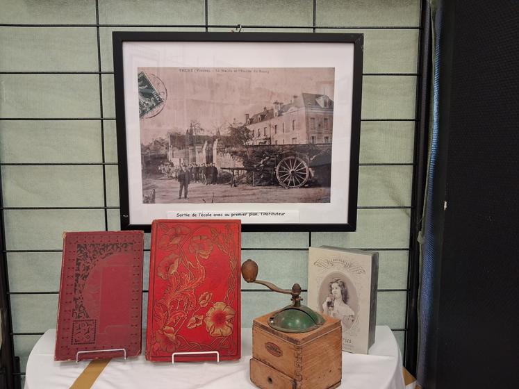 Cartes postales anciennes, objets et livres s'exposent jusqu'au 4 novembre.