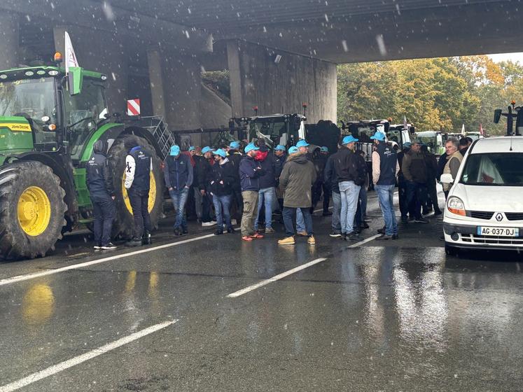 Les agriculteurs ont investi le rond-point de la Folie peu après 16 h, avec l'objectif de "tenir dans le temps"