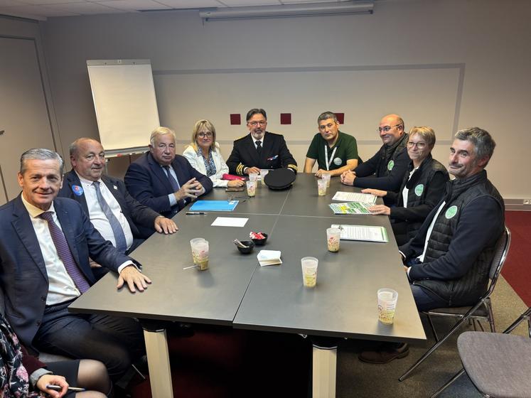 La FNSEA avait obtenu un rendez-vous avec Gérard Larcher et Yaël Braun Pivet, auquel le Préfet, Pascal Lecamp, Bruno Belin et Marie-Jeanne Bellamy se sont joints.