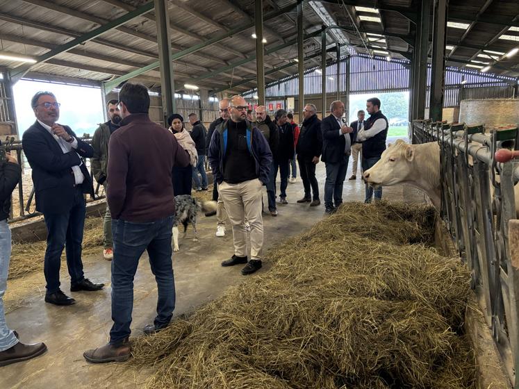 Les JA ont visité l'exploitation de Pierre Nauleau, en présence de plusieurs OPA, mais aussi de Serge Boulanger, Préfet et Pascal Lecamp, député de la 3e circonscription. 