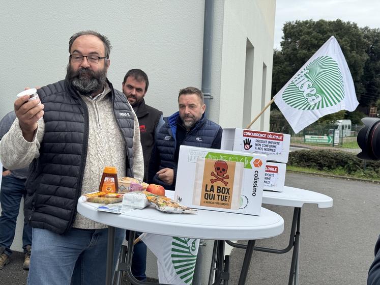 La box contient des noix des États-Unis, des pommes du Chili, des lentilles du Canada, des olives du Maroc, des figues de Turquie ou du Nutella "à la noisette étrangère".