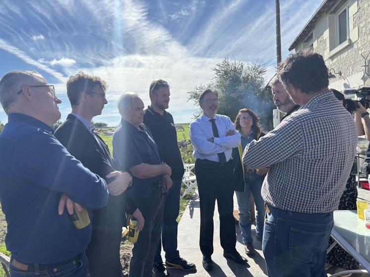 Serge Boulanger a visité l'exploitation et a échangé pendant plusieurs heures avec les agriculteurs.