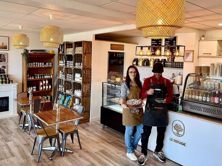 Le couple a ouvert "le Refuge" dans le centre des Roches-Prémarie.