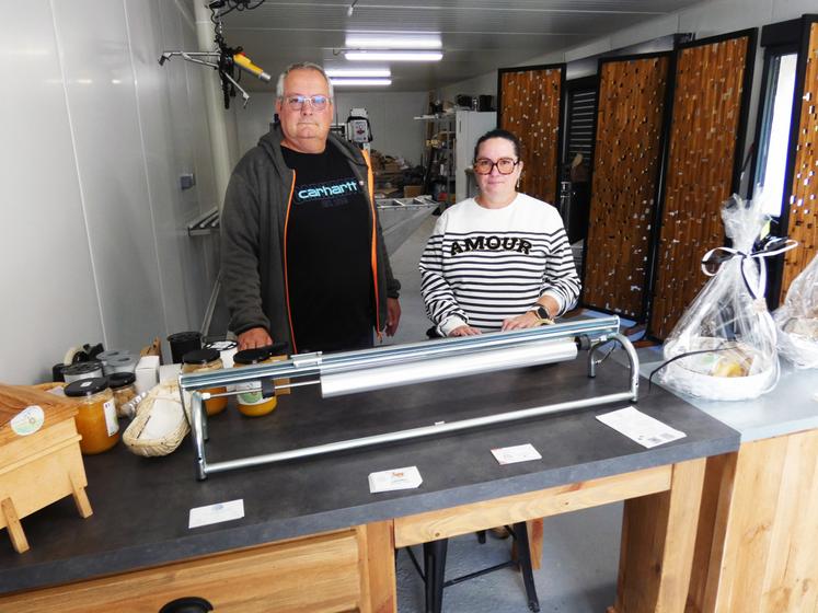 Philippe et Karine Pinson disposent, en plus de leur chambre chaude, d'une grande pièce pour leur boutique avec un espace à l'arrière pour leur extracteur de miel.